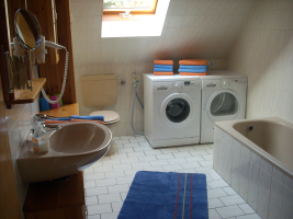 Das Badezimmer mit Waschmaschine und Wschetrockner ...